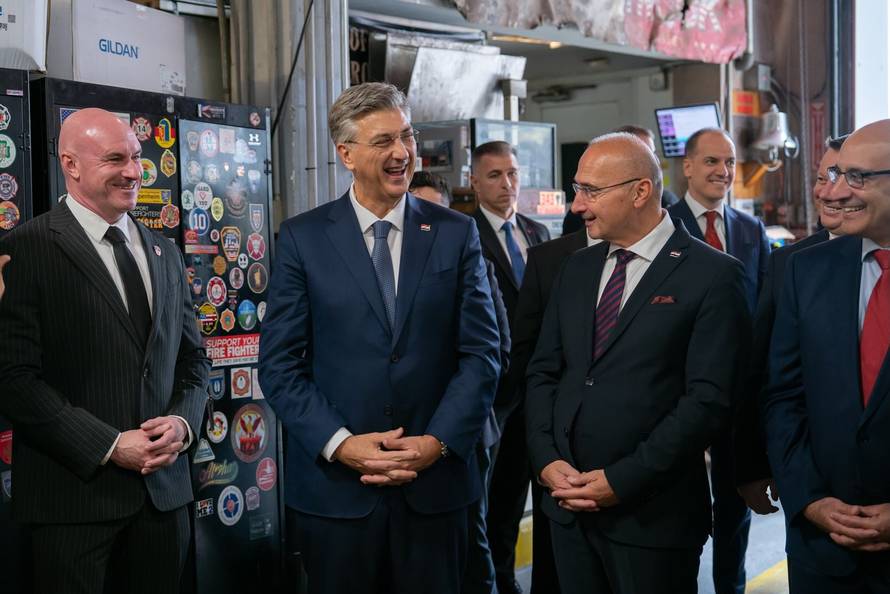 Premijer Plenković posjetio je vatrogasce u New Yorku, pa ostavio ruže za žrtve terorizma