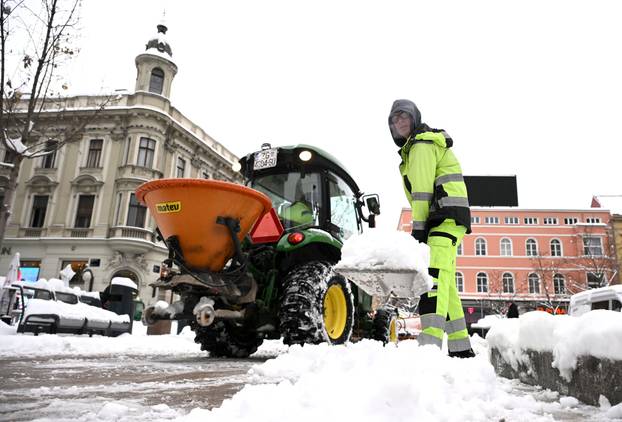 Zagreb: Snijeg zabijelio grad