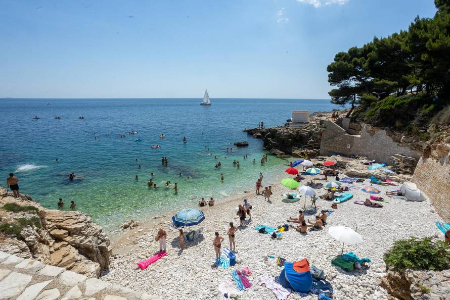 Pula: Havajska plaža na Verudeli raj je za kupače i ljubitelje skokova sa stijena