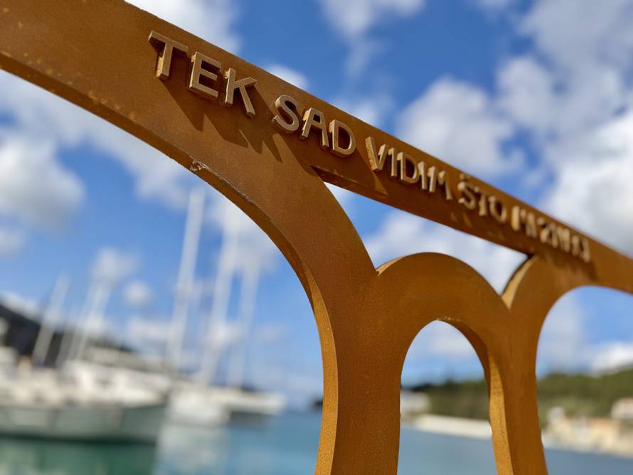 Vela Luka očima Olivera: Umjetnička instalacija u obliku naočala u čast glazbeniku