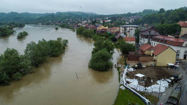 Pogled iz zraka na rijeku Unu kod Hrvatske Kostajnice 