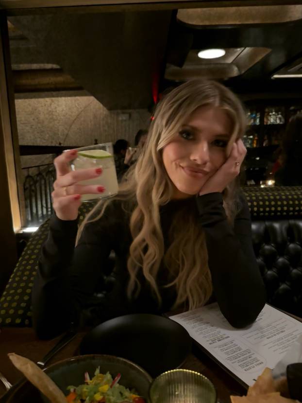 FOTO Becca Moore izazvala kaos na internetu: Iako vodi podcast, svi lude zbog njezinih fotki