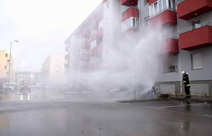 Vozači su se vozili pokraj hidranta i prali automobile