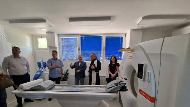 VIDEO Imotski dobio CT uređaj, pacijenti više ne moraju u Split. Doveli svećenika na blagoslov