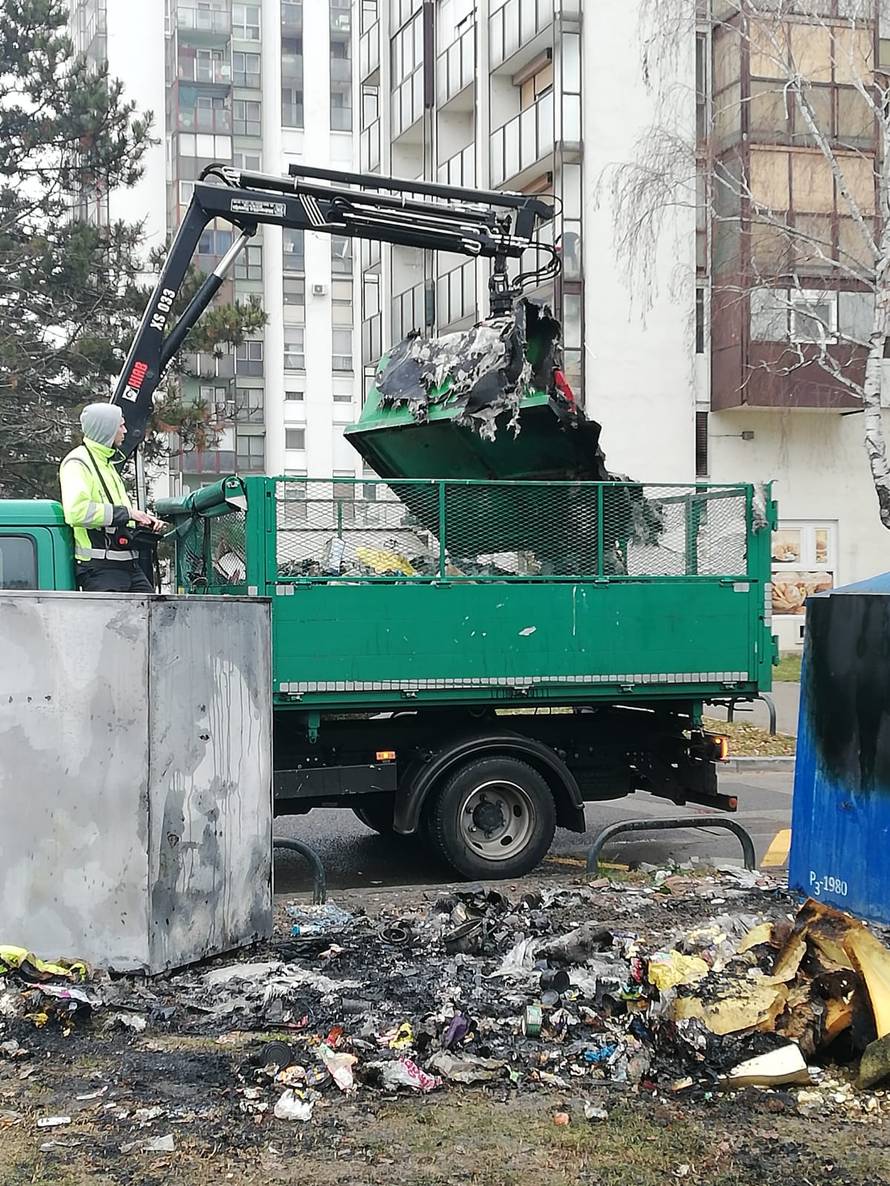 Palili kontejnere u Gajnicama, vatra oštetila četiri automobila