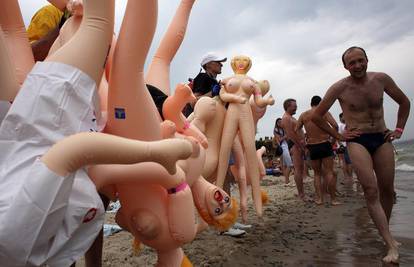 Rusi se natječu u plivanju s lutkama na napuhavanje