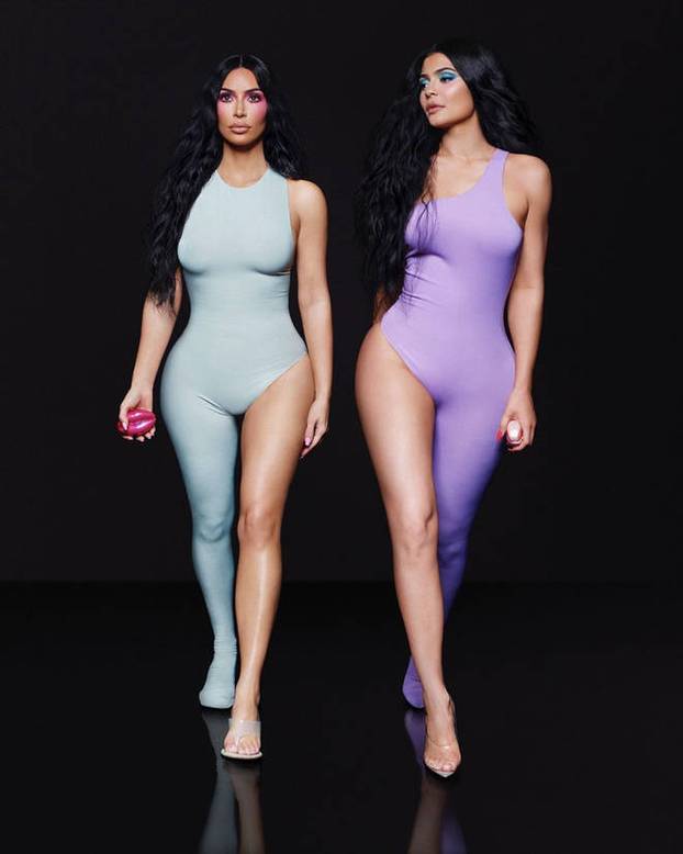 Bez pupka, imaju šest prstiju, a guze im 'krive'  zidove: Najveće Photoshop greške Kardashiana