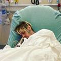 Pjevač zabrinuo fanove: Leži u bolnici, a mama mu vodi profil