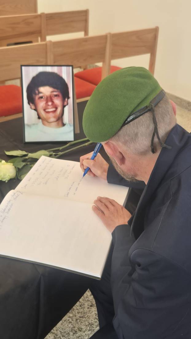 FOTO Posljednji ispraćaj heroja Vukovara Nicoliera:  Ljudi stižu iz cijele Hrvatske. Grad je pun...