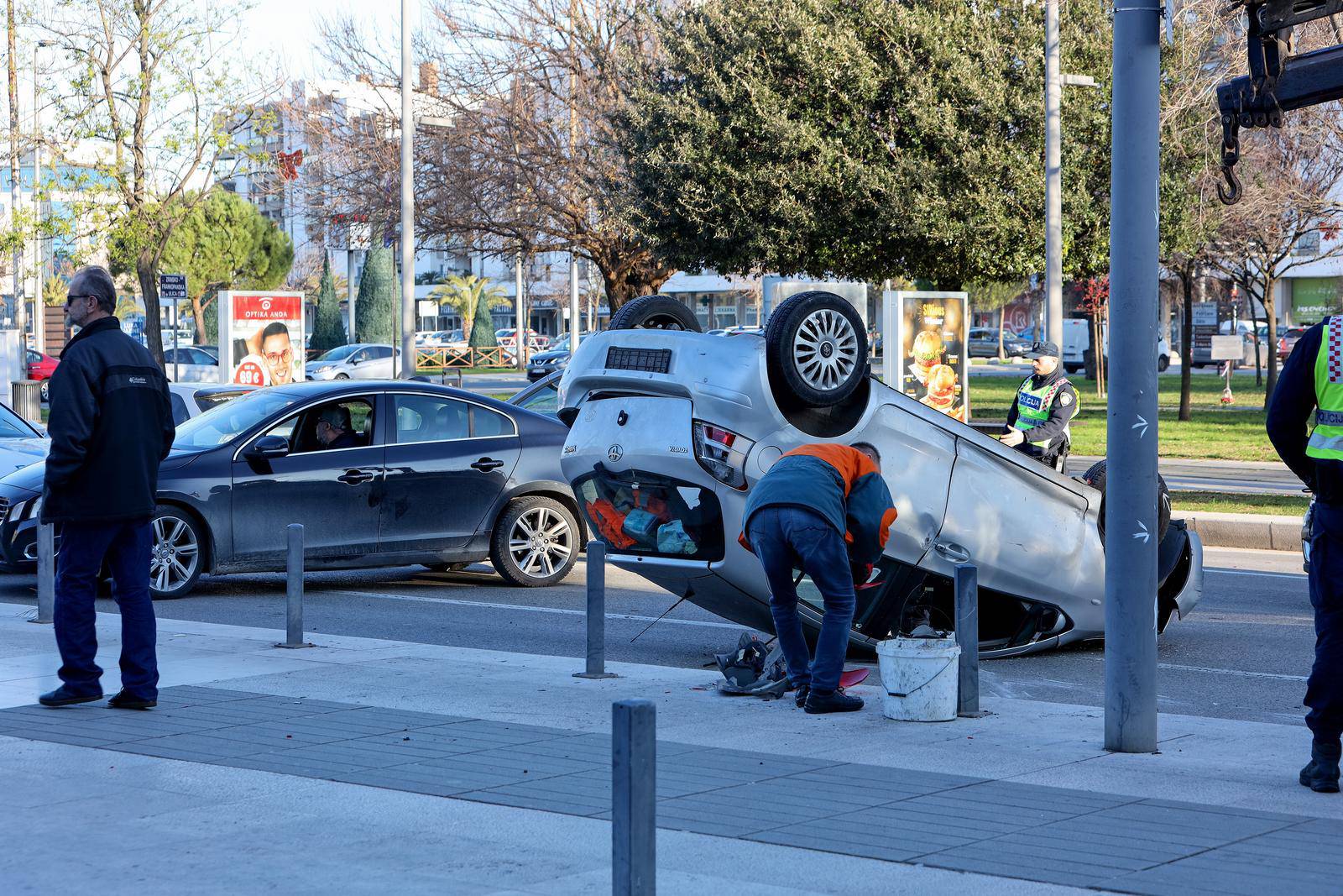 Prometna nesre?a u Zadru, auto u kojem su bili žena i dijete okrenuo se na krov