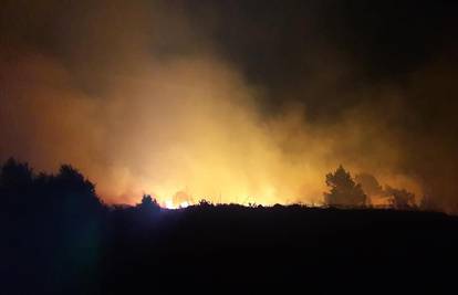 Gori jug Hvara, bura otežava vatrogascima gašenje vatre