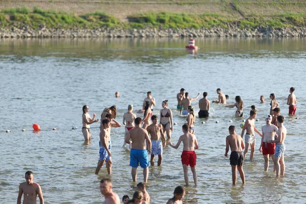 Osijek: Visoka temperatura je  izmamila mnogobrojne građane na osvježenje u Dravi