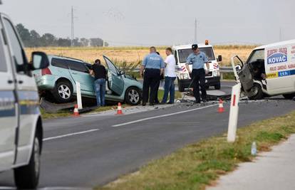 Sudarili se auto i kombi: Jedan poginuo, dvoje ljudi ozlijeđeno