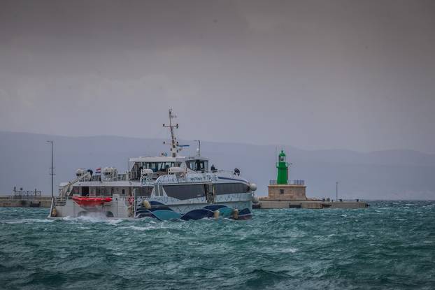 Split: Orkansko jugo potopilo rivu te stvaralo probleme u pomorskom prijevozu