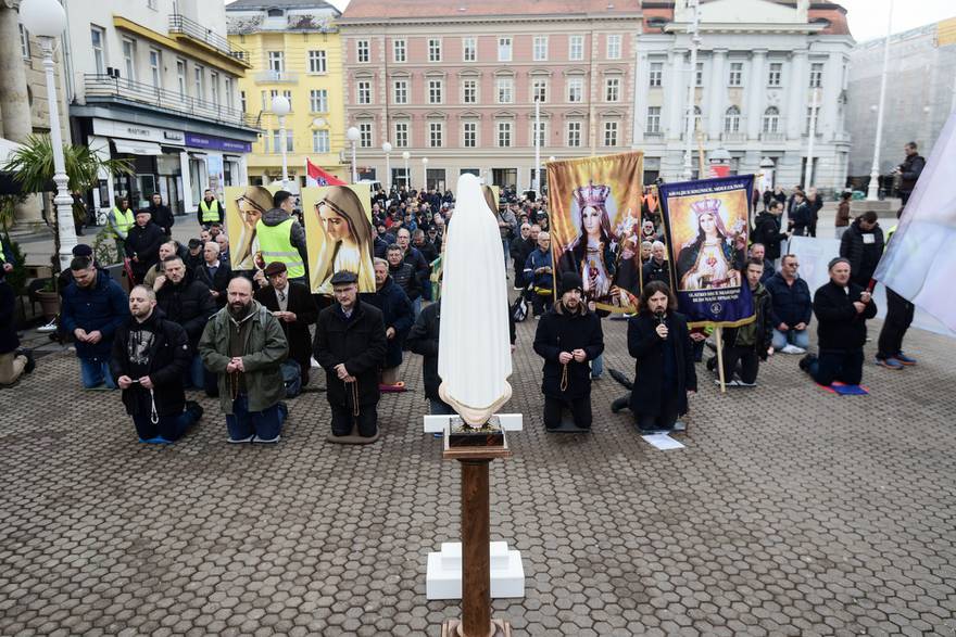 Trubama ometali molitelje koji su klečali u Zagrebu, Bauk i Peović među prosvjednicima