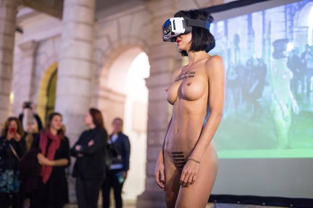 Rijeka: Performerica Milo Moire gola predvodila  okupljenu publiku do nove zgrade MMSU