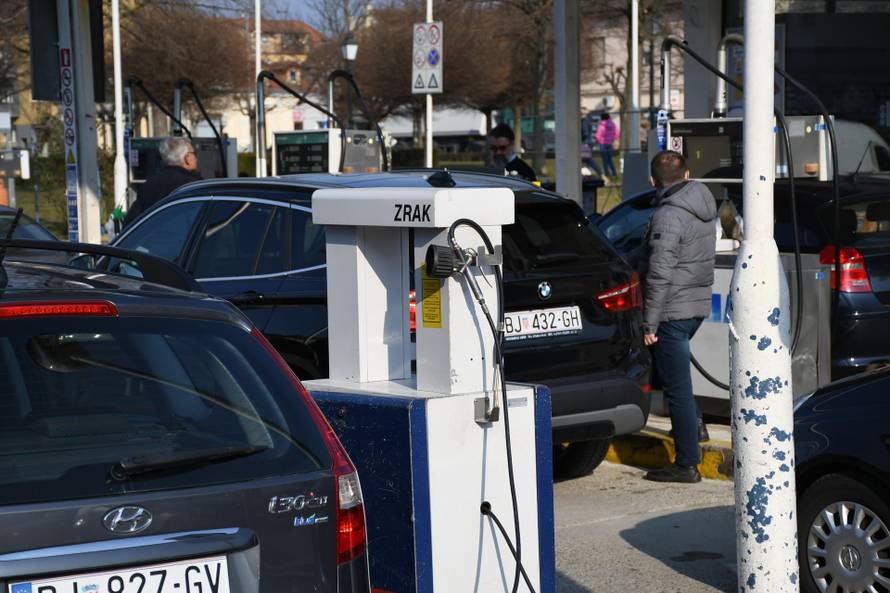 VIDEO Ogromne gužve, svi idu po gorivo. Oglasili se i iz HGK-a