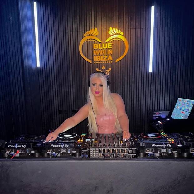 FOTO Bujnoj influencerici ova fobija otežava život: 'Bojim se!'