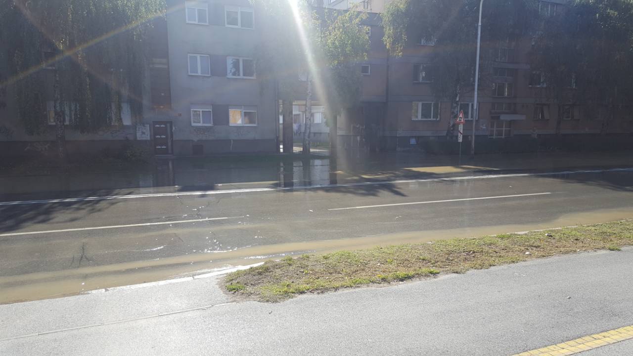 Pukla maigstralna vodovodna cijev i poplavila Vukovarsku