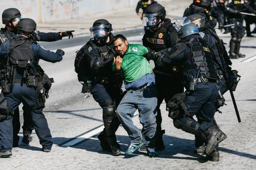 ICE agenti dobivaju novo mo&cacute;no oru&zcaron;je koje nanosi bol i ne ostavlja trag na ko&zcaron;i