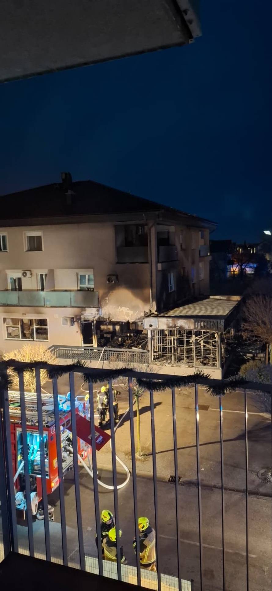 VIDEO Buktinja na Jakuševcu: Usred noći je izgorjela pizzeria, vatra se proširila do krova