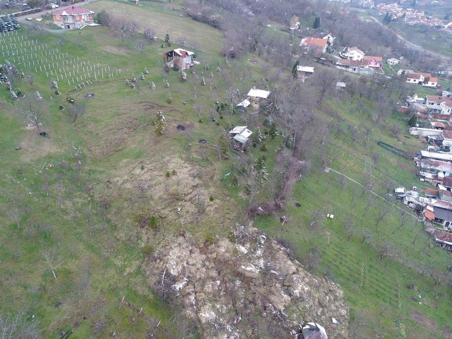 Klizište je uništilo kuću: 'Može krenuti na nas, u strahu smo...'