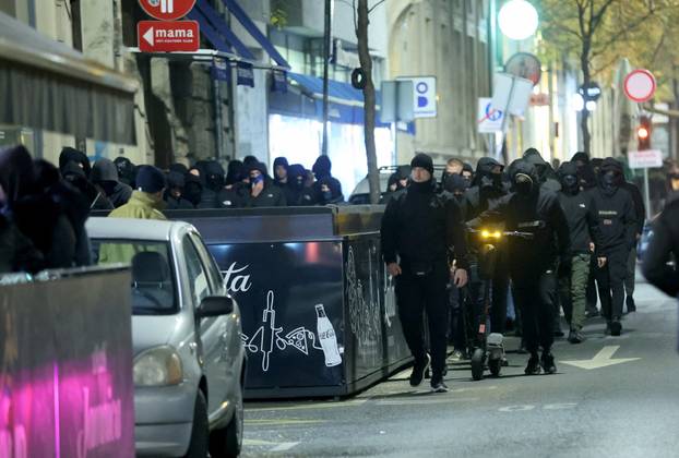 Zagreb: Maskirani muškarci otpjevali svoje ispred Srpskog kulturnog centra i razišli se nakon dolaska interventnih policajaca