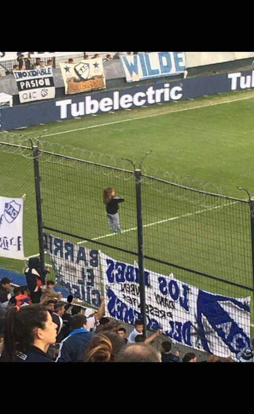 Opasno, glupo i nepromišljeno: Dijete gledalo derbi na ogradi...