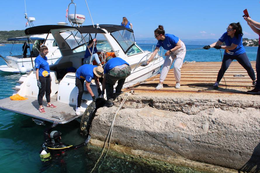 Ekoakcija na Šolti: Volonteri zasukali rukave pa očistili plažu i podmorje. 'Svi su tili dat ruke'