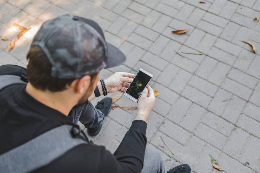 Hands,Holding,Phone,With,Broken,Cracked,Screen