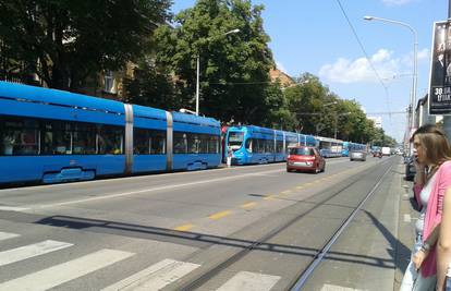 Kolona od 20 tramvaja stajala jer je netko krivo parkirao auto