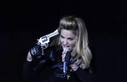 Madonna pokazuje stražnjicu i grudi pa 'paradira' s pištoljem