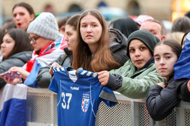 Zagreb: Počelo okupljanje građana za svečani doček rukometnih reprezentativaca nakon osvojene bronce na Europskom prvenstvu