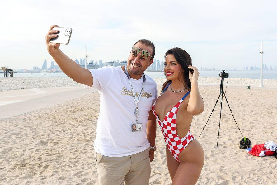 ARHIVA - Ivana Knoll pozirala u kockastom kupaćem kostimu na plaži Ras Abu Aboud 