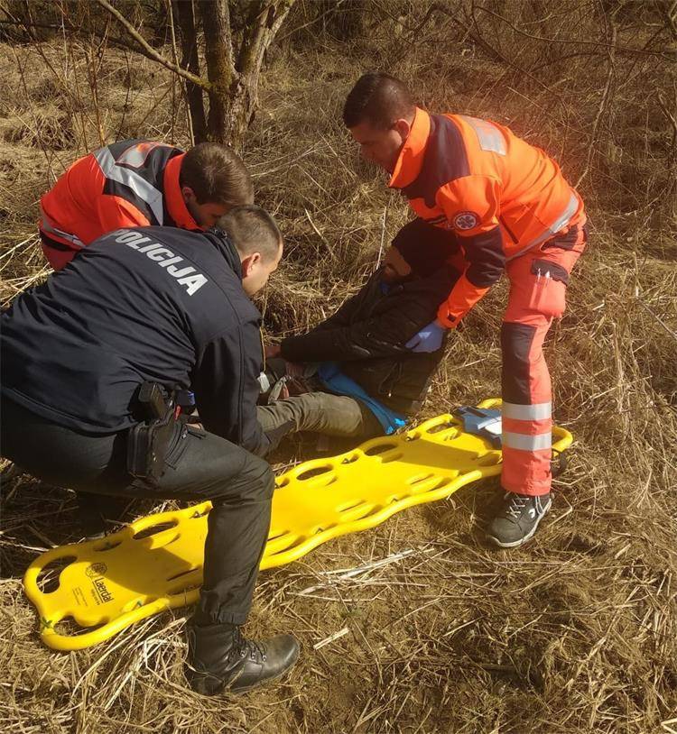 Našli migranta sa slomljenom nogom: Policajci mu pomogli