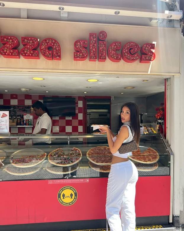 FOTO 'Nije lako imati velike grudi – žene su ljubomorne i ostavljaju zlobne komentare'