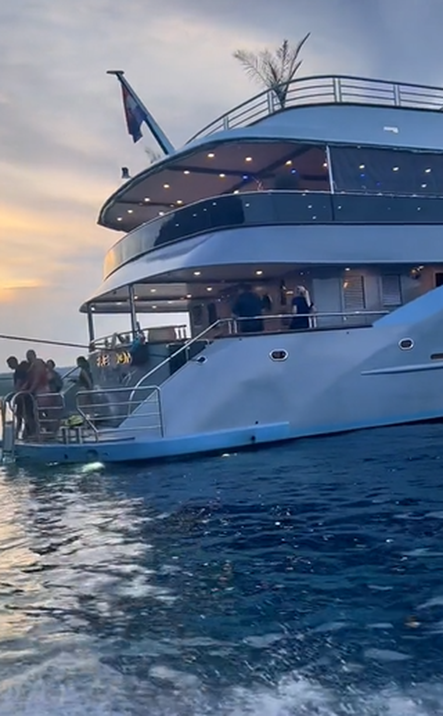 Uhićen kontroverzni influencer Andrew Tate. Sumnjiče ga za trgovanje ljudima i silovanje