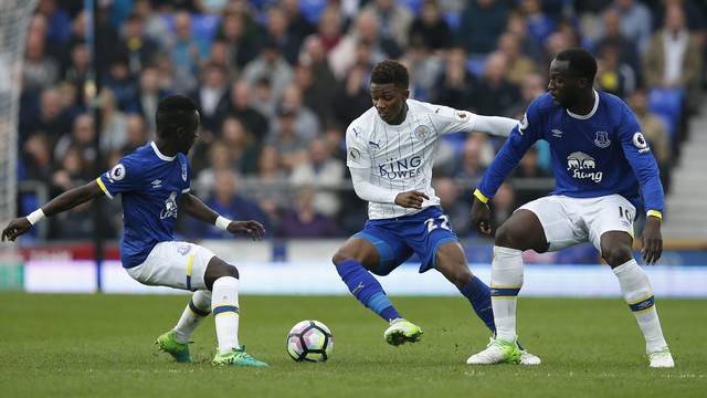 Leicester City's Demarai Gray in action with Everton's Idrissa Gueye and Romelu Lukaku