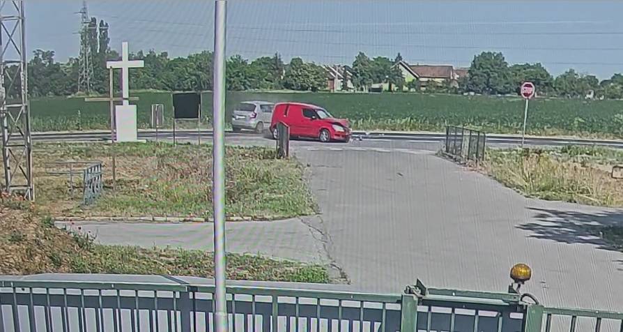 VIDEO Pogledajte dramatičnu snimku frontalnog sudara blizu Osijeka: Auto završio u kanalu