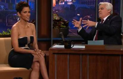 Bježao mu pogled: Jay Leno gledao je u dekolte Halle Berry