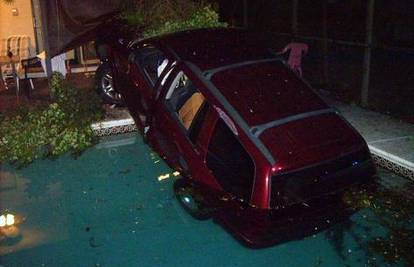 Pijana žena parkirala auto u tuđi bazen pa odteturala