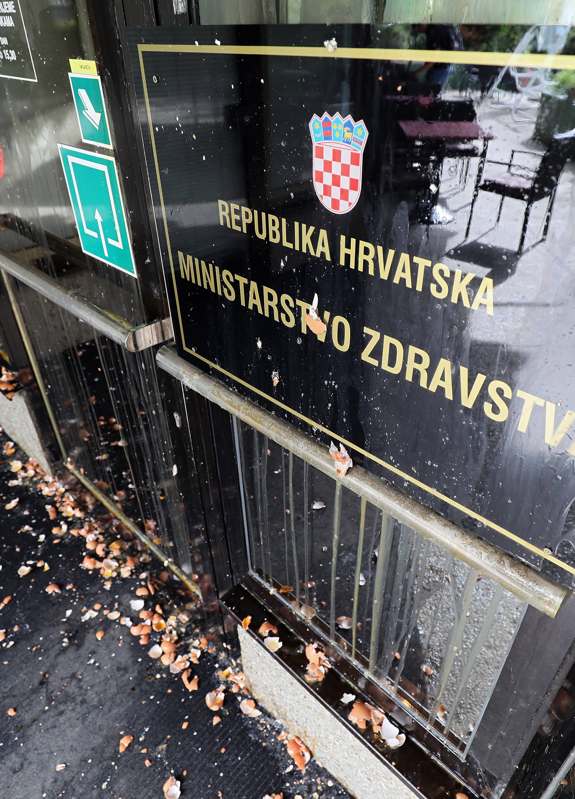 Zagreb: Nepoznati aktivisti jajima zasuli ulaz u Ministarstvo zdravstva