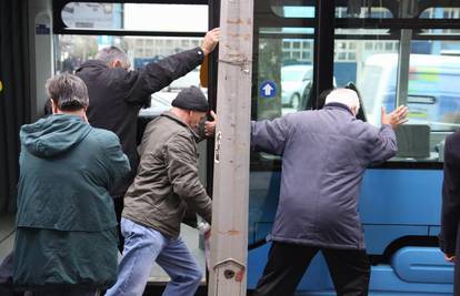 Zagreb: Svi putnici složno pogurali pokvareni tramvaj