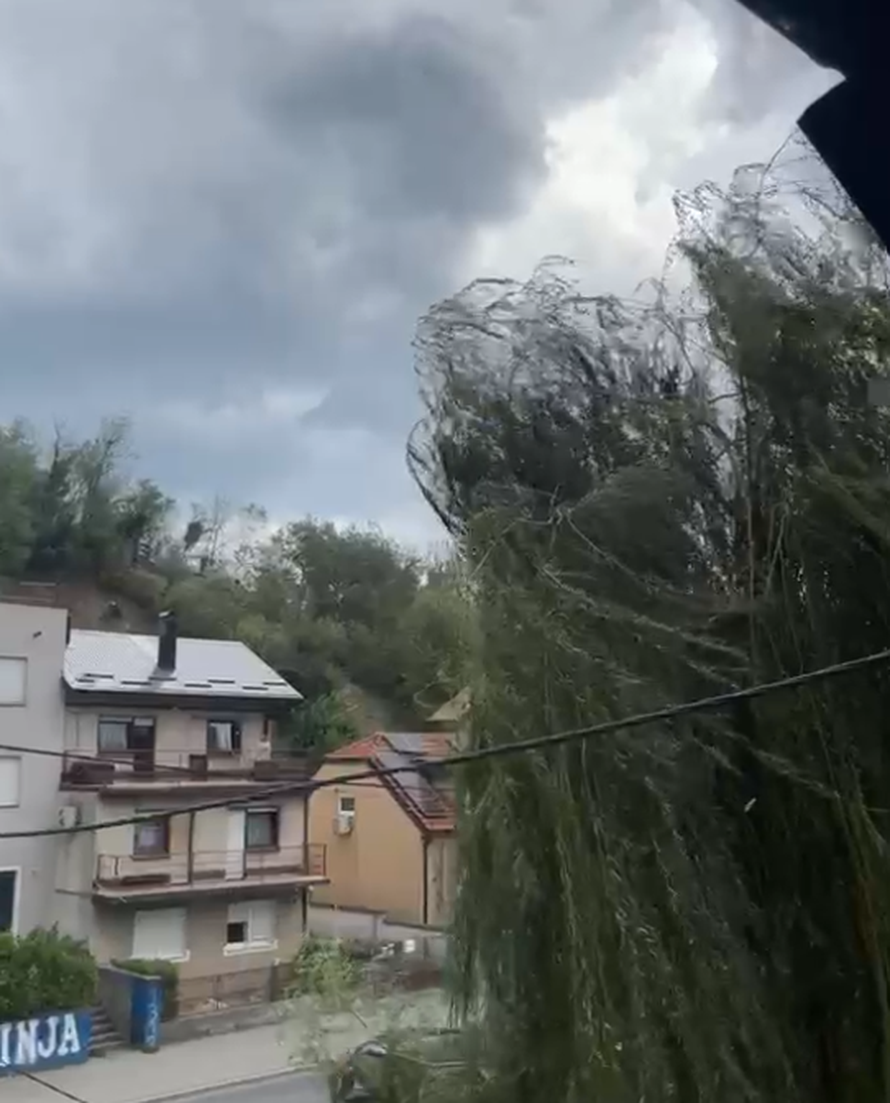 Olujni vjetar otpuhao je krov sa staračkog doma u Gornjoj Bistri!