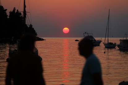 24.09.2021., Rovinj - Brojni turisti uzivali u zalasku sunca sa rive u Rovinju. Photo: Kristina Stedul Fabac/PIXSELL