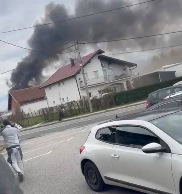 FOTO Strašne scene iz Sesveta: Požar u hali, diže se gusti dim