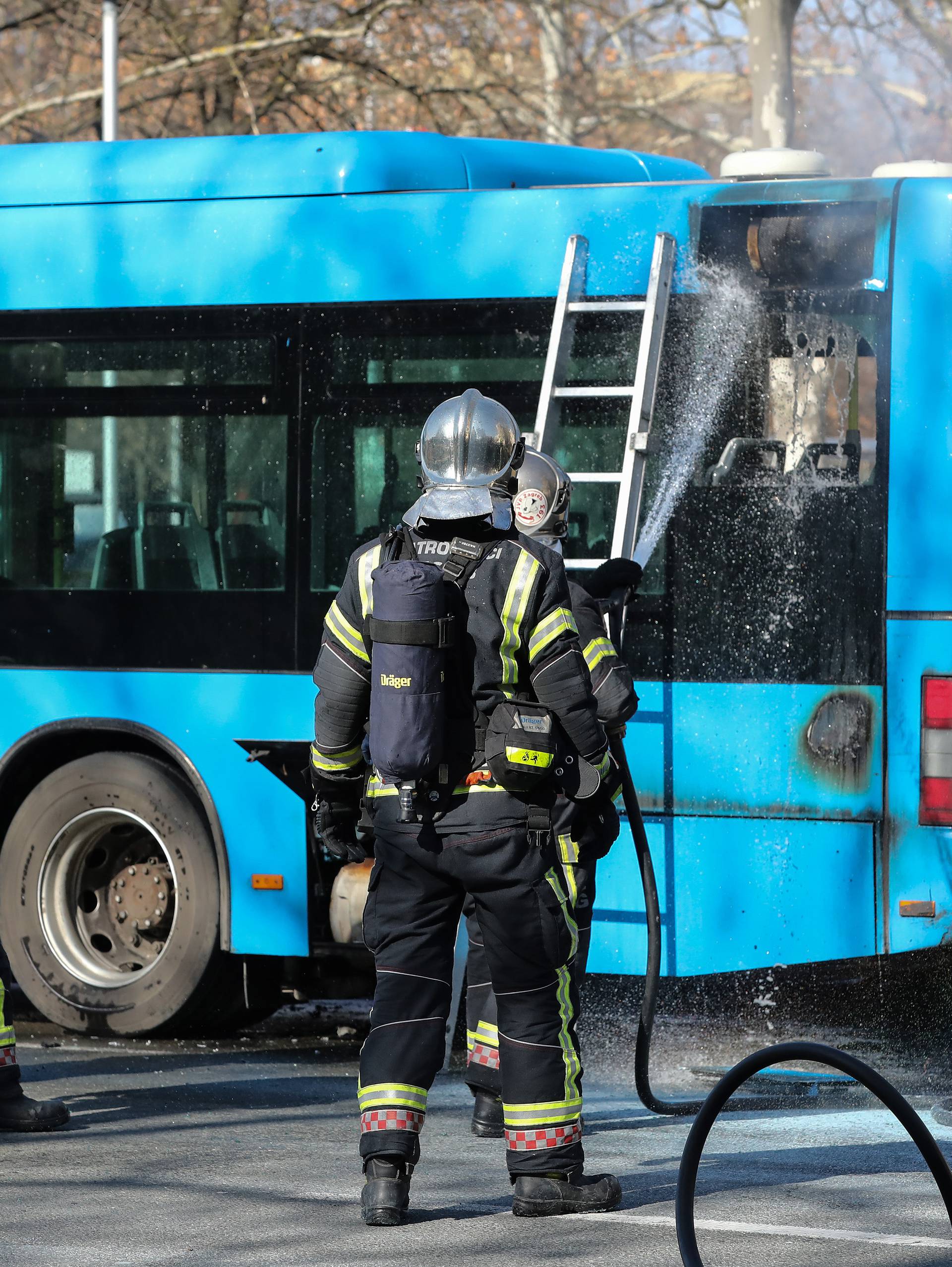 Zagreb: Vatrogasci ugasili poÅ¾ar na autobusu ZET-a na izlasku iz naselja Dugave