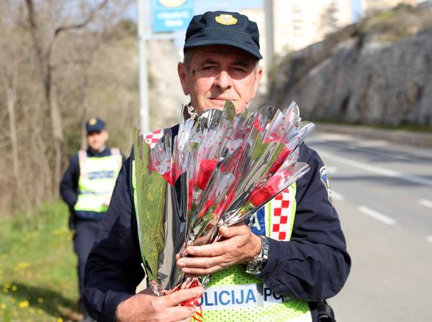 Šibenik: Prometni policajci ženama dijelili ruže u povodu Dana žena