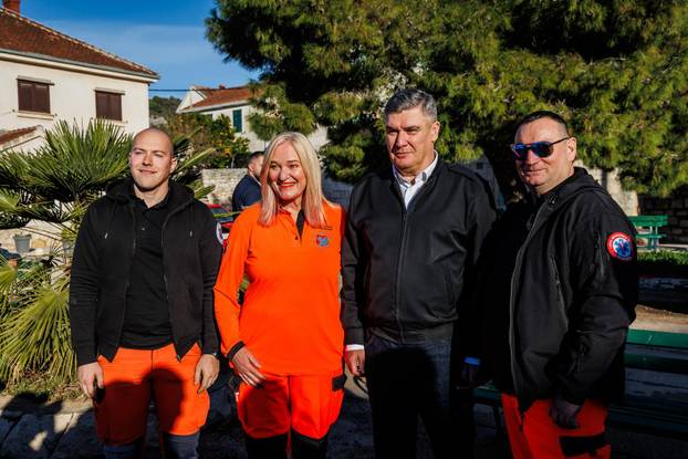 Drvenik Veli: Predsjednik Zoran Milanović položio je vjenac na spomen obilježju “Majka Domovina”