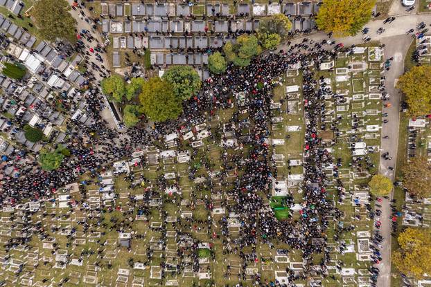 Sarajevo: Pogled iz zraka na posljednji ispraćaj Halida Bešlića na gradskom groblju Bare